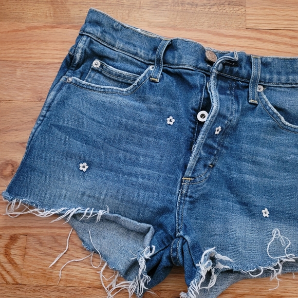 Amo Daisy Cut Off Shorts - Picture 3 of 8